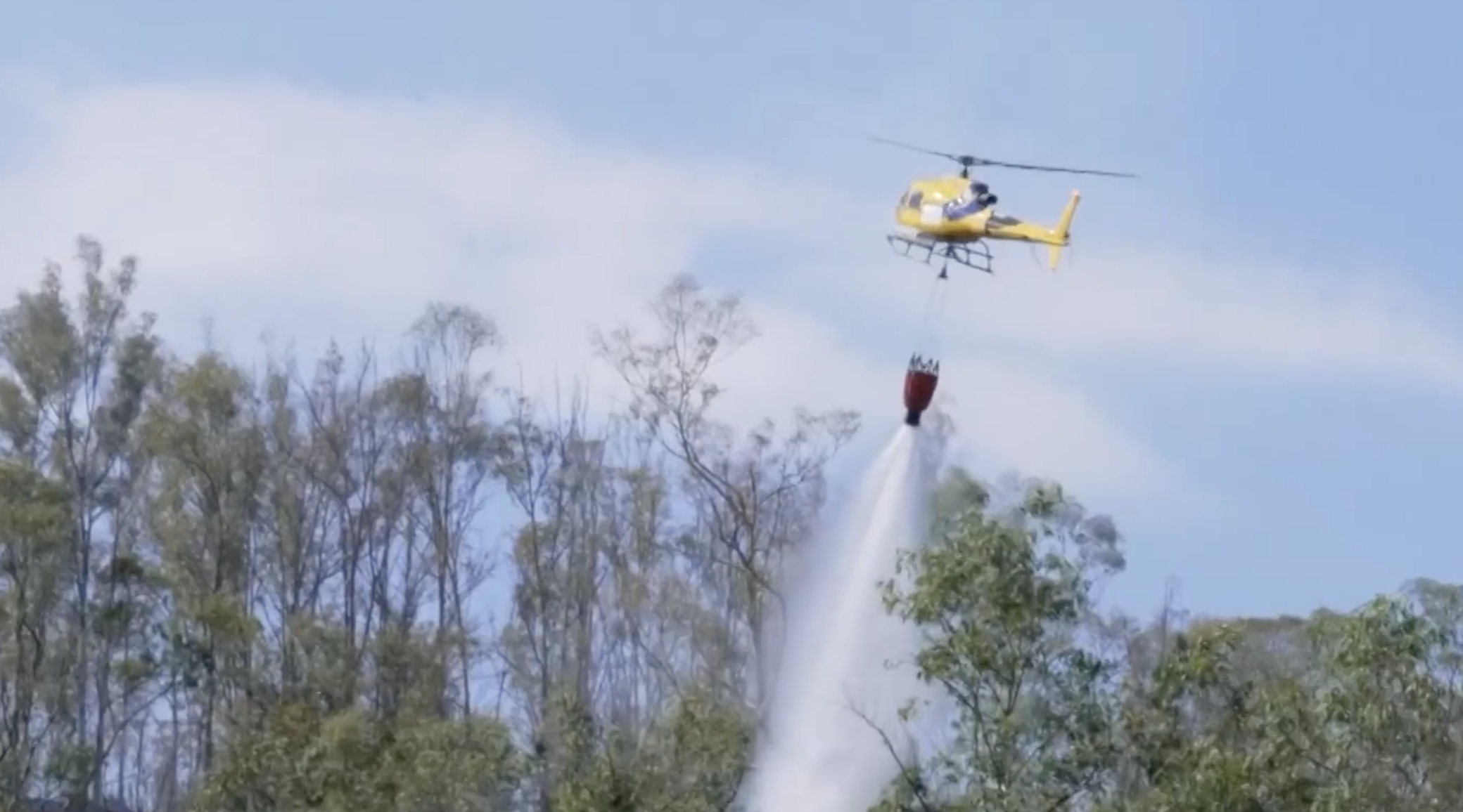 Elicottero antincendio impegnato nello spegnimento di un incendio boschivo in Calabria.